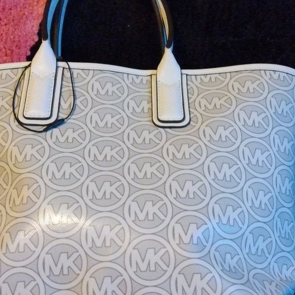 Micheal kors hand bag small new condition also comes with d bag - Picture 5 of 6